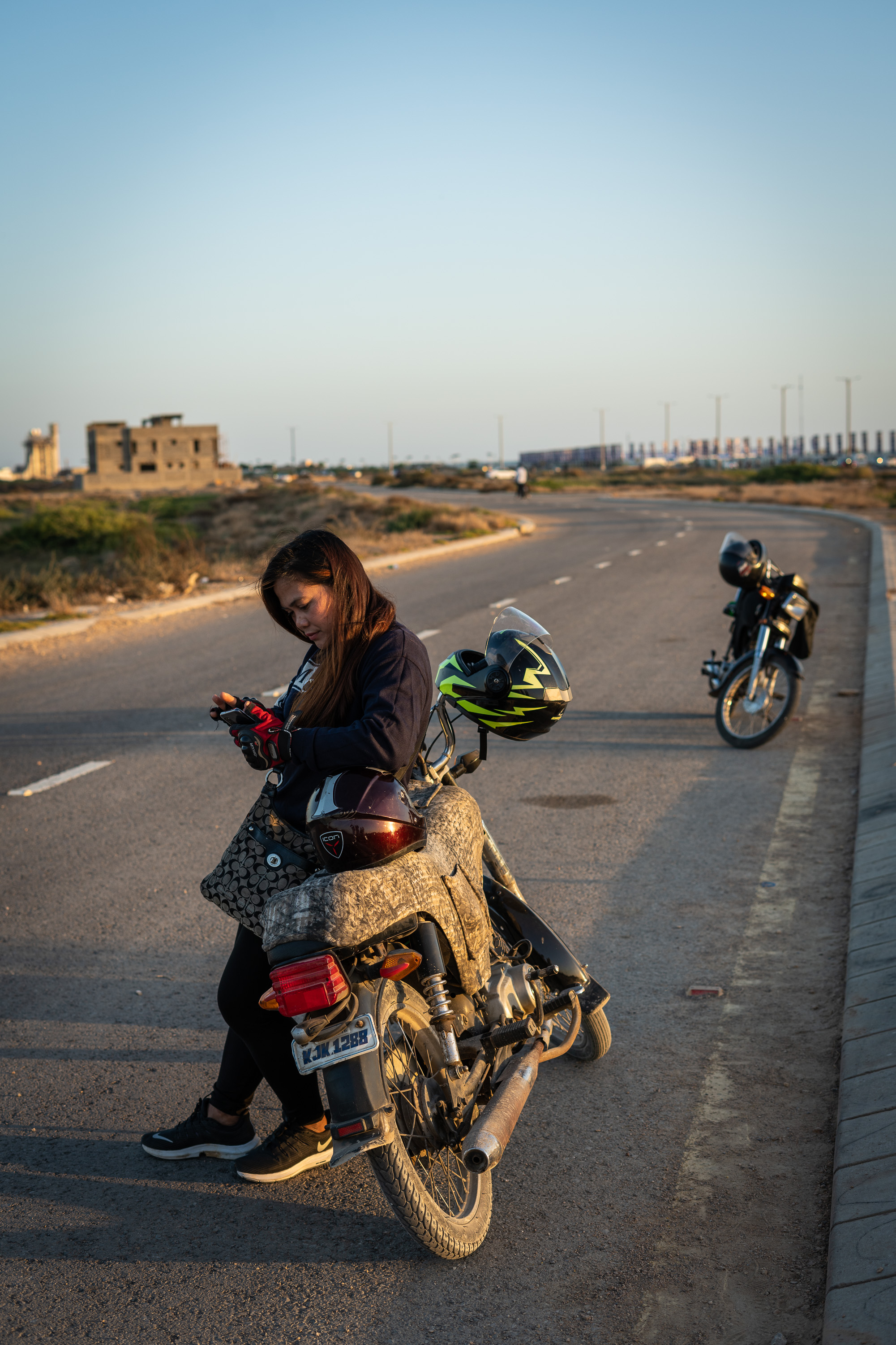 Die Filipina Richelle Ventura, die von allen Zoey genannt wird, während einer Pink Riders Fahrstunde. Sie hat den Führerschein bereits seit einer ganzen Weile, schaut aber trotzdem immer wieder gerne bei ihren Fahrlehrern vorbei, die heute ihre Freunde und Freundinnen geworden sind (photo: Philipp Breu)