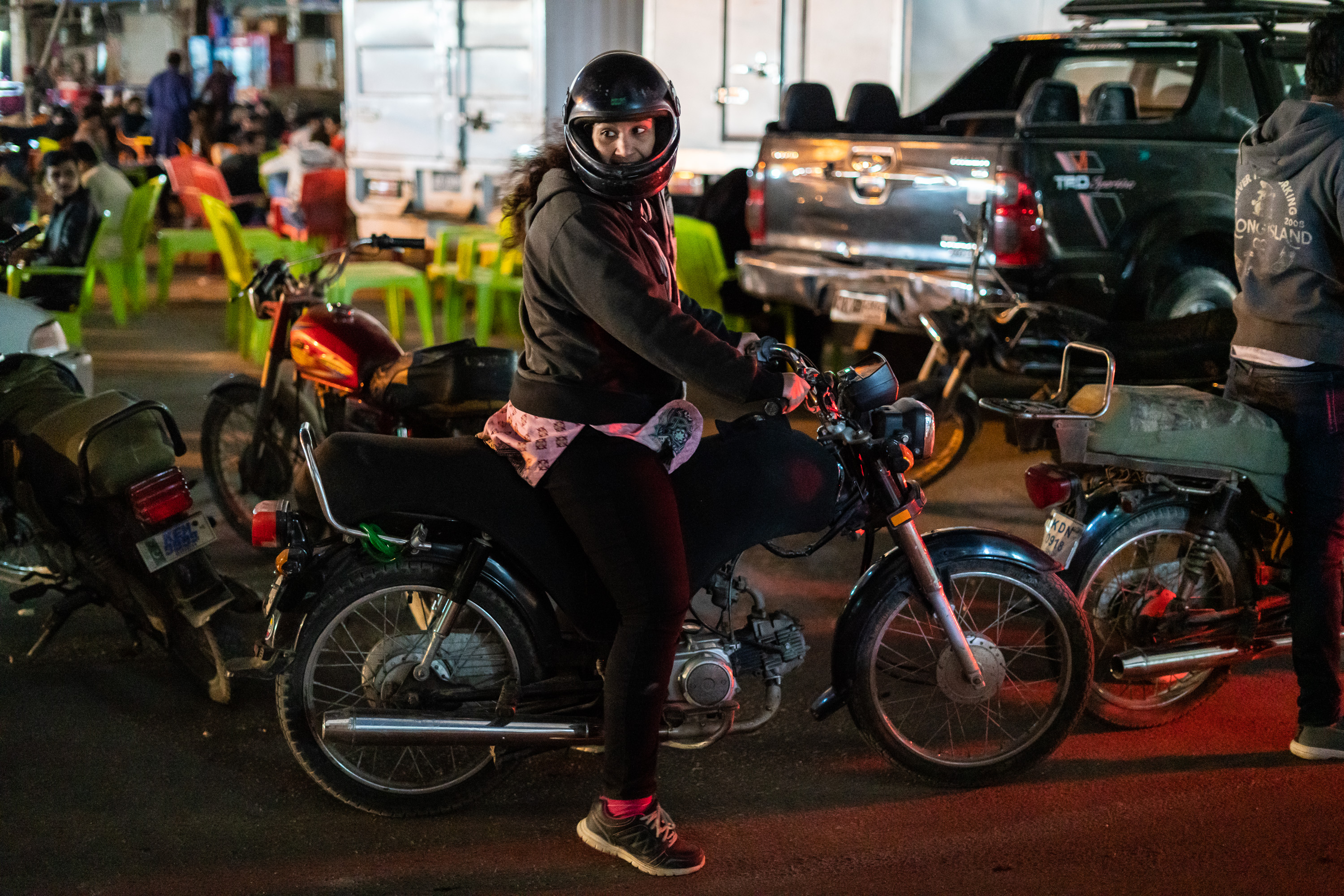 Sana Yacoob, eine der Fahrlehrerinnen der Pink Riders, macht sich nach einem Tee mit ihren Freundinnen bereit, in Karachi wieder nach Hause zu fahren (photo: Philipp Breu)