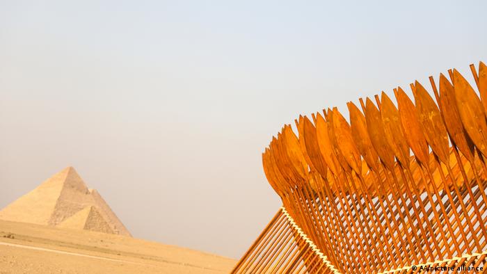 الأبد هو الآن - معرض فني عالمي في أحضان أهرامات مصر الخالدة 03_Art near the Sphinx and the pyramids on the Giza Plateau near Cairo Egypt 2021 FOTO PICTURE Alliance