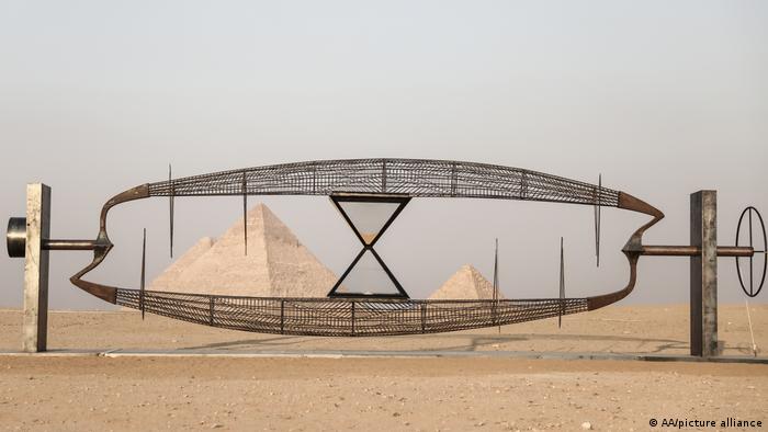 الأبد هو الآن - معرض فني عالمي في أحضان أهرامات مصر الخالدة 06_Art near the Sphinx and the pyramids on the Giza Plateau near Cairo Egypt 2021 FOTO PICTURE Alliance
