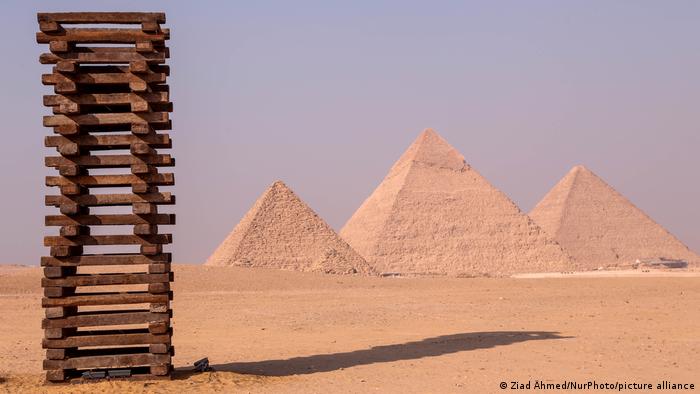 الأبد هو الآن - معرض فني عالمي في أحضان أهرامات مصر الخالدة 08_Art near the Sphinx and the pyramids on the Giza Plateau near Cairo Egypt 2021 FOTO PICTURE Alliance