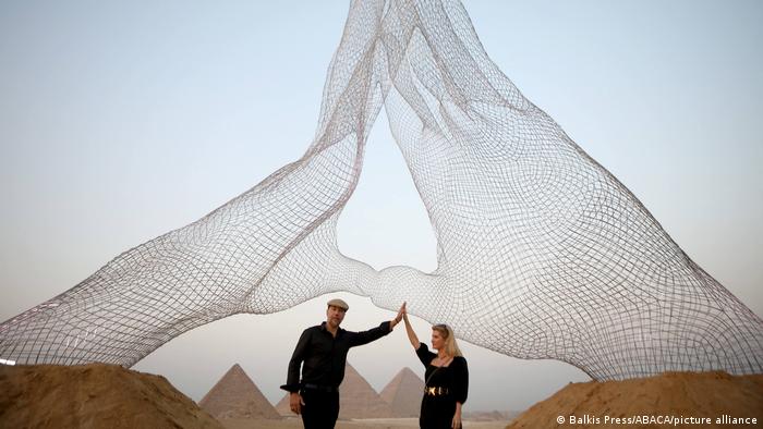الأبد هو الآن - معرض فني عالمي في أحضان أهرامات مصر الخالدة 09_Art near the Sphinx and the pyramids on the Giza Plateau near Cairo Egypt 2021 FOTO PICTURE Alliance