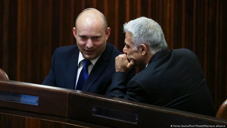 Israels Premierminister Naftali Bennett mit Außenminister Jair Lapid. (Foto: Ronen Zvulun/Pool Photo/AP/picture alliance)