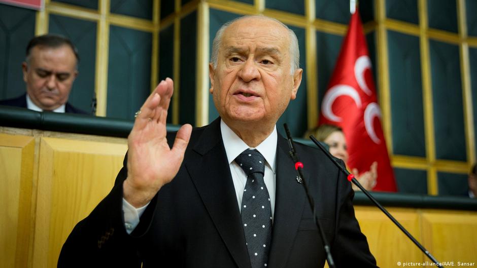 Erst Cakici, dann Yilmaz - MHP-Chef Devlet Bahceli traf beide Mafiapaten nach ihrer Freilassung. (Foto: picture-alliance/AA/E. Sansar)