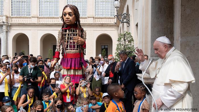 Little Amal wurde mit vielen Kindern und Jugendlichen vom Papst gesegnet; Foto: Vatican Media Handout via Reuters