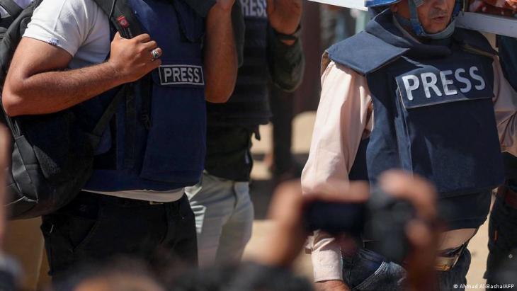 Journalists in Yemen carry a murdered colleague to the grave (photo: Ahmad al Basha/AFP)