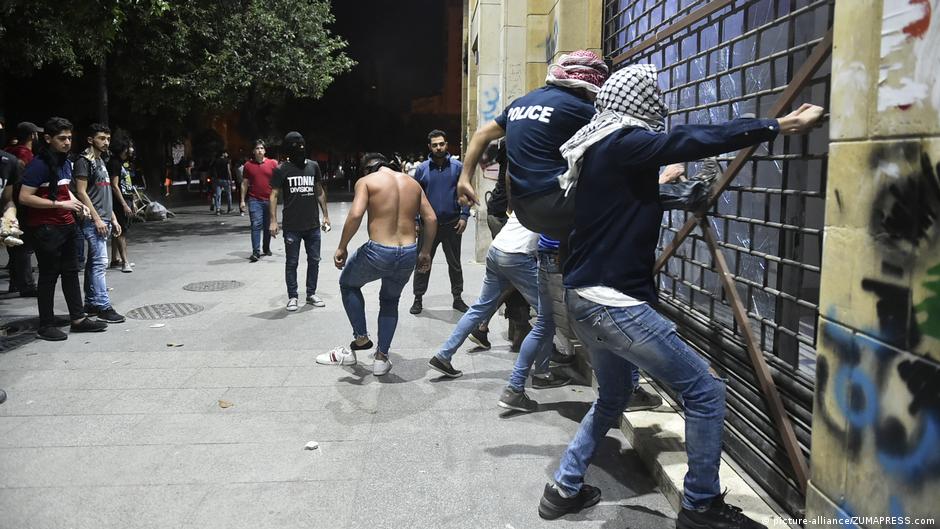 Demonstranten versuchen bei Protesten im Juni 2020, in Beiruts Geschäfte zu gelangen; Foto: picture-alliance/ZUMAPRESS