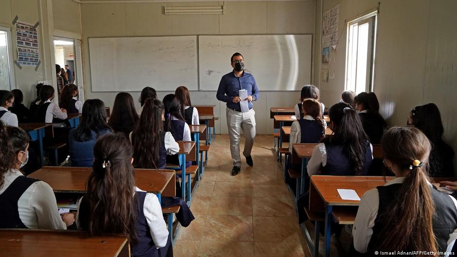 كان معدل الأمية بين الأيزيديات في الماضي مرتفعا مقارنة بالرجال Irak Jesidische Schülerinnen im Flüchtlingscamp FOTO Getty Images