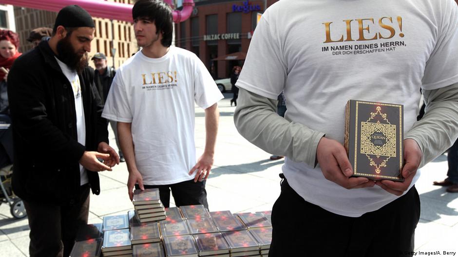 Mitglieder der salafistischen Gruppe 'Die wahre Religion' verteilen Exemplare des Koran in Deutschland (Foto: A. Berry/Getty Images) 