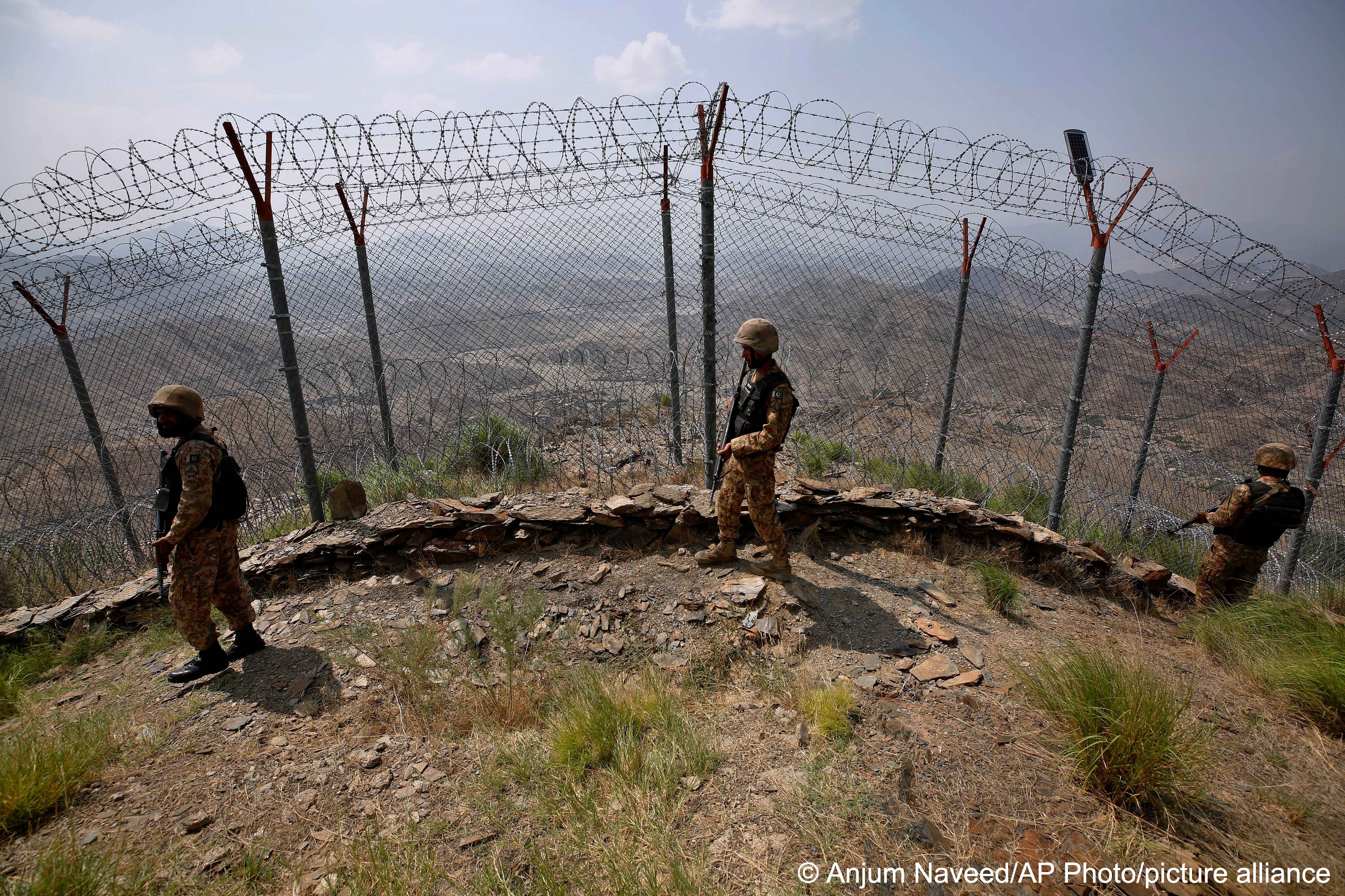 – Pakistan Army troops patrol along the fence on the Pakistan Afghanistan border at Big Ben hilltop post in Khyber district, Pakistan, 3 August 2021 (photo: AP Photo/Anjum Naveed, File)