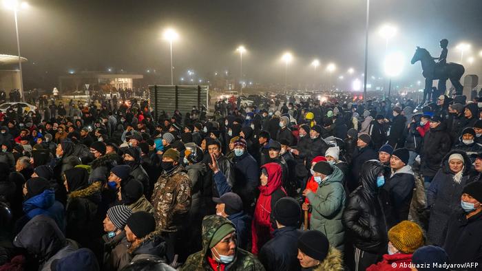 Demonstranten protestieren gegen erhöhte Energiepreise auf den Straßen von Almaty