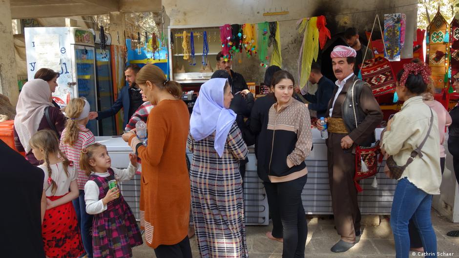 Irak: Szene am Eingang des jesidischen Lalish Tempels, Oktober 2021. (Foto: Cathrin Schaer)