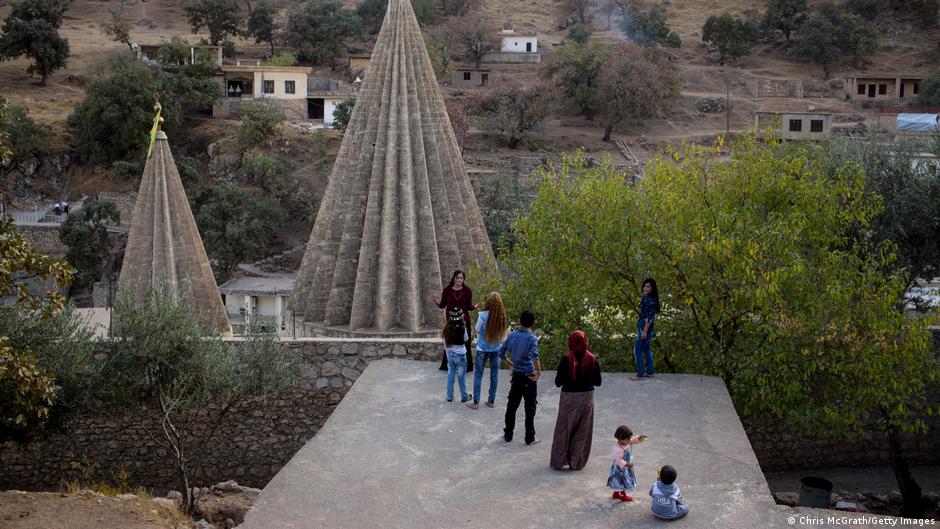 Gläubige und Besucher am heiligen Tempel der Jesiden in Lalish, November 2016. (Foto: Chris McGrath/Getty Images)