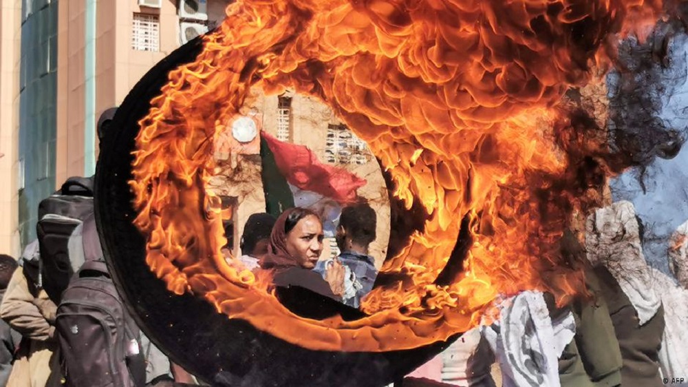 In Omdurman, der Zwillingsstadt der Hauptstadt Khartum, entzündeten Demonstrierende am 4. Januar Reifen. Foto: AFP