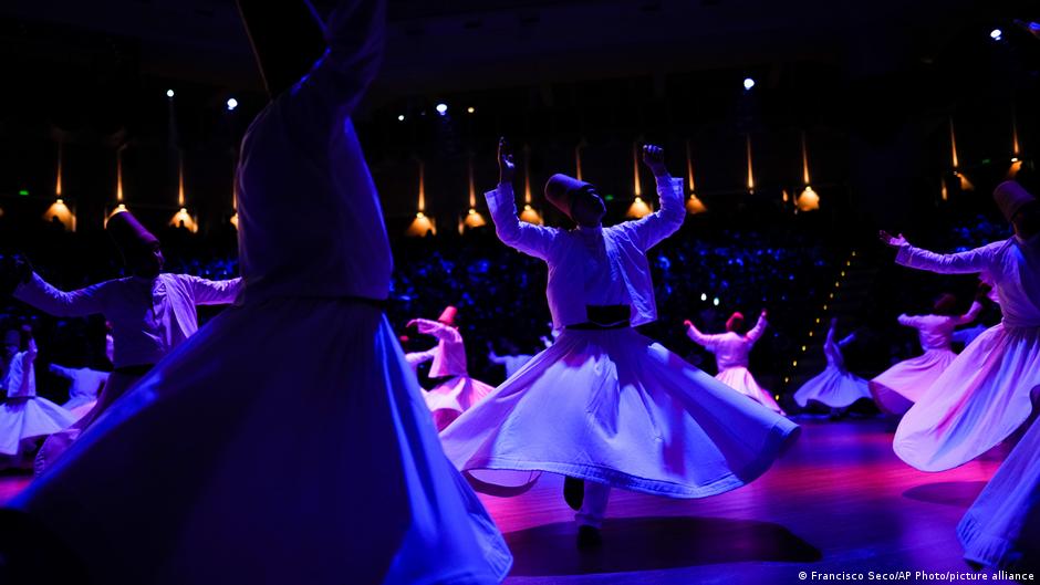 Whirling dervishes of the Mevlevi order perform during a Sheb-i Arus ceremony in Konya, central Turkey on Friday, Dec. 17, 2021. Every December the Anatolian city hosts a series of events to commemorate the death of 13th century Islamic scholar, poet and Sufi mystic Jalaladdin Rumi (photo: AP Photo/Francisco Seco)