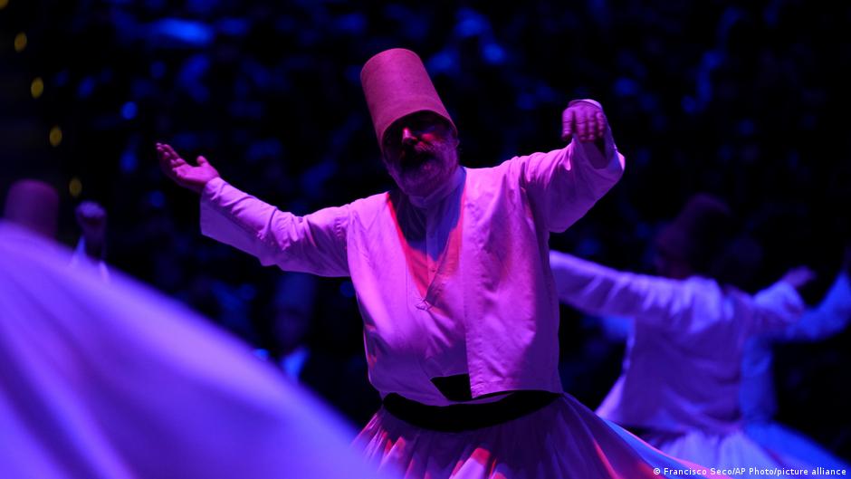 Whirling dervishes of the Mevlevi order perform during a Sheb-i Arus ceremony in Konya, central Turkey on Friday, Dec. 17, 2021. Every December the Anatolian city hosts a series of events to commemorate the death of 13th century Islamic scholar, poet and Sufi mystic Jalaladdin Rumi (photo: AP Photo/Francisco Seco)