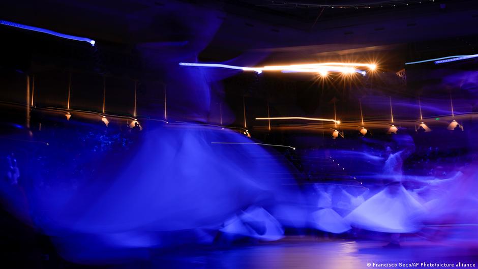 Whirling dervishes of the Mevlevi order perform during a Sheb-i Arus ceremony in Konya, central Turkey on Friday, Dec. 17, 2021. Every December the Anatolian city hosts a series of events to commemorate the death of 13th century Islamic scholar, poet and Sufi mystic Jalaladdin Rumi (photo: AP Photo/Francisco Seco)