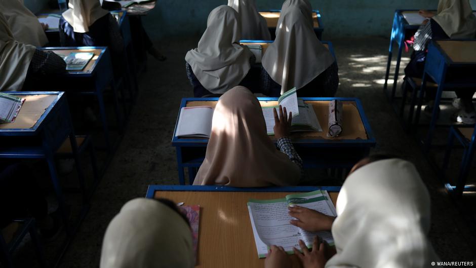 تلميذات مدارس ثانوية - في فصل دراسي في كابول - أفغانستان. Secondary school pupils in a Kabul classroom, Afghanistan (photo: WANA/Reuters)