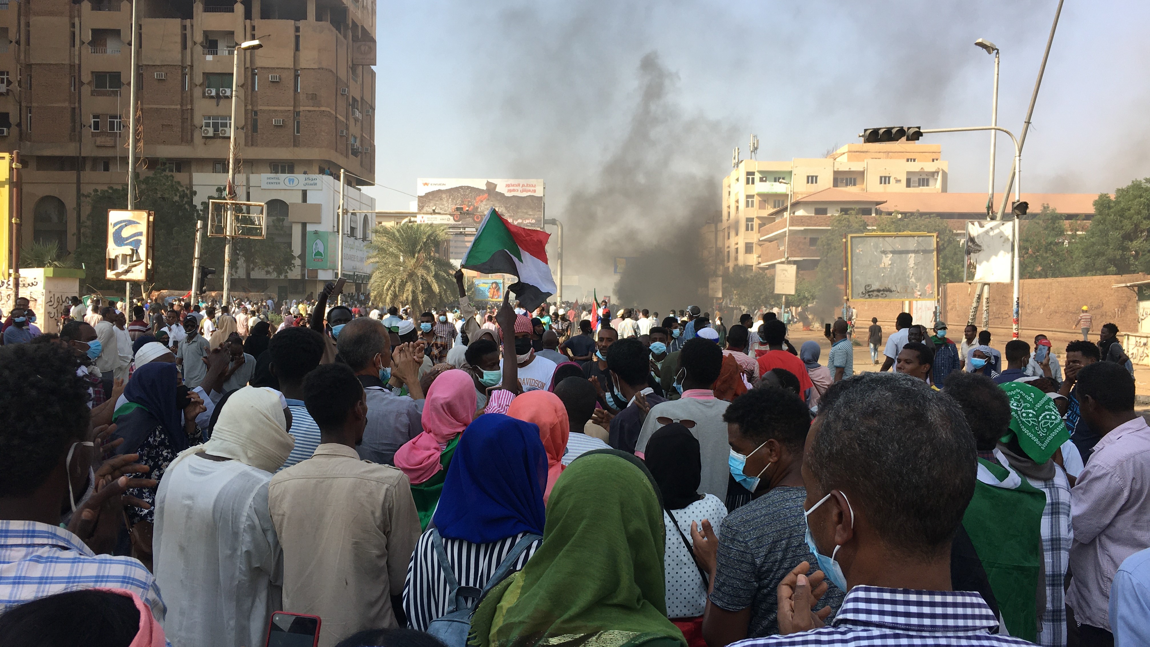 مظاهرة احتجاجية سودانية مؤيدة للديمقراطية ضد المجلس العسكري بالخرطوم - كانون الثاني / يناير 2022. Protesters in Khartoum march on the presidential palace to demand civilian rule, January 2022 (photo: Eduard Cousin)