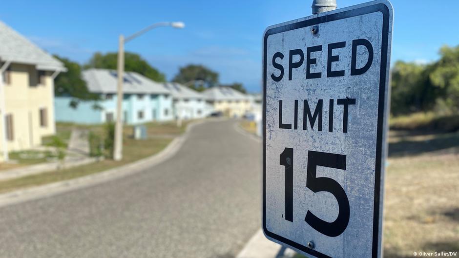 قاعدة غوانتانامو البحرية تشبه القاعدة إلى حد كبير بلدة أمريكية صغيرة. .Residential area for military families on the Guantanamo base (photo: Oliver Sallet/DW)