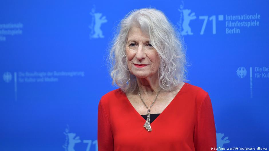 المحامية نانسي هولاندر. Mohamedou Ould Slahi's defence lawyer Nancy Hollander at the Berlin Film Festival premiere of "The Mauritanian" (photo: Stefanie Loos/AFP/dpa/picture-alliance) 