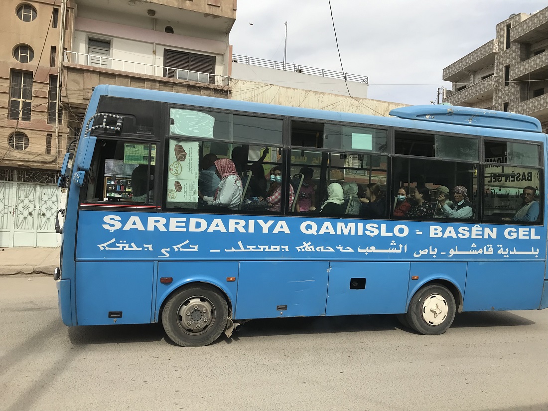 Mehrsprachig beschrifteter Bus in Kamischli in Nordostsyrien. (Foto: Kristin Helberg)