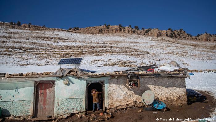 ثلوج حاصرت سكان قرية "تيمحضيت" المغربية 06 Ihsan steht in der Tuer der Huette ihrer Familie im Atlasgebirge AP Photo Mosa'ab Elshamy
