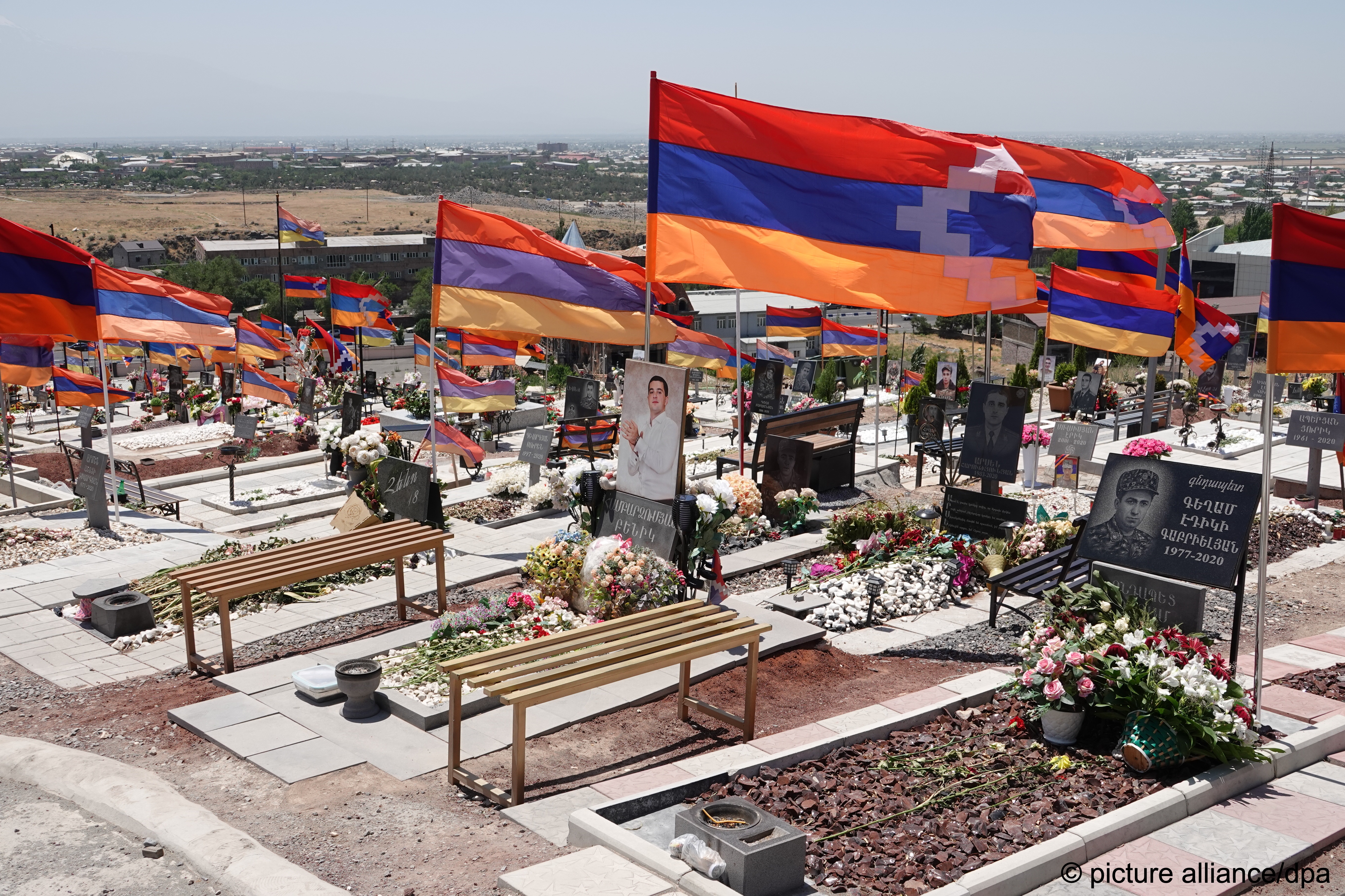 قبور جنود أرمن قتلوا خلال نزاع ناغورنو كاراباخ مع أذربيجان في خريف 2020. Graves of Armenian soldiers killed during the Nagorno-Karabakh conflict with Azerbaijan in autumn 2020 (photo: picture-alliance/dpa)