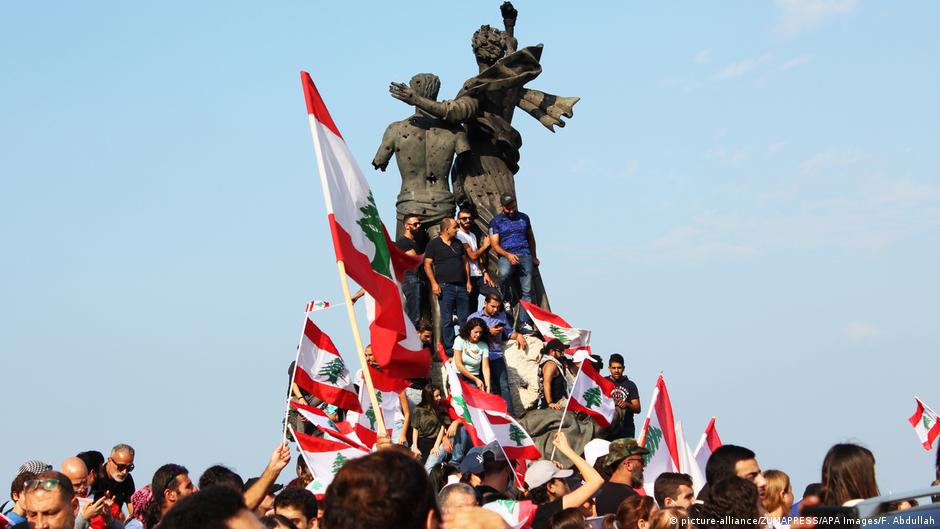 انتفاضة 17 أكتوبر 2019 كانت علامة فارقة في تاريخ لبنان.  Lebanese protesters demonstrate against corruption and the political status quo in October 2019 (photo: picture-alliance/Zuma Press)