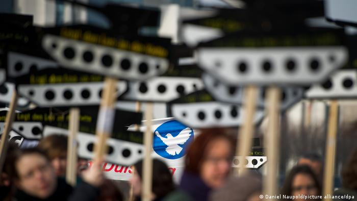 Die Taube als Logo auf einem Plakat bei einer Friedensdemo.