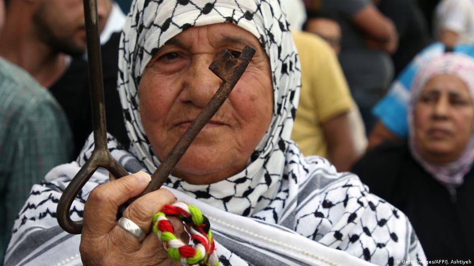 رمز الأمل بالعودة - مفاتيح البيوت المهجورة. - فلسطين. Symbol der Hoffnung auf Rückkehr: die Schlüssel der aufgebenenen Häuser; Foto: Getty Images/AFP/J.Ashtiyeh