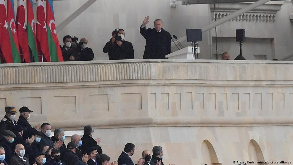 Erdogan in Baku bei der Feier des Sieges von Aserbeidschan über Armenien im Konflikt um Bergkarabch 2020; Foto: Alexej Kudenko/dpa/picture-alliance