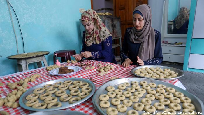 Zwei Frauen an einem Tisch beim Plätzchenbacken