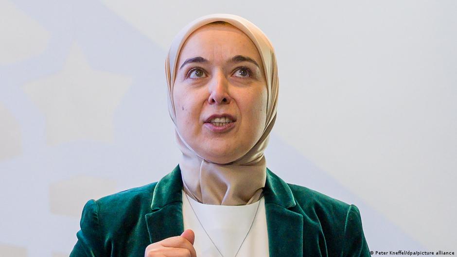 غونول يرلي نائبة مدير المركز الإسلامي في مدينة بينْتسبِرغ الألمانية. Gönül Yerli, deputy director of the Islamic Forum (photo: dpa/picture-alliance)