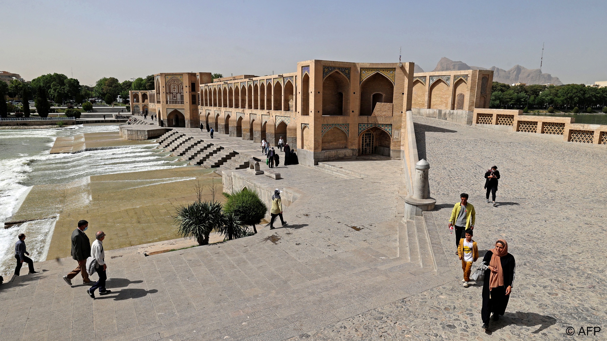 جمع من الإيرانيين على جسر خواجو (تُلفظ خاجو): وهو أحد الجسور الأثرية على المجرى المائي الأطول في وسط الجمهورية الإسلامية الإيرانية، والممتد لمسافة 400 كلم من جبال زاغروس غربا إلى بحيرة كاوخوني شرقا.