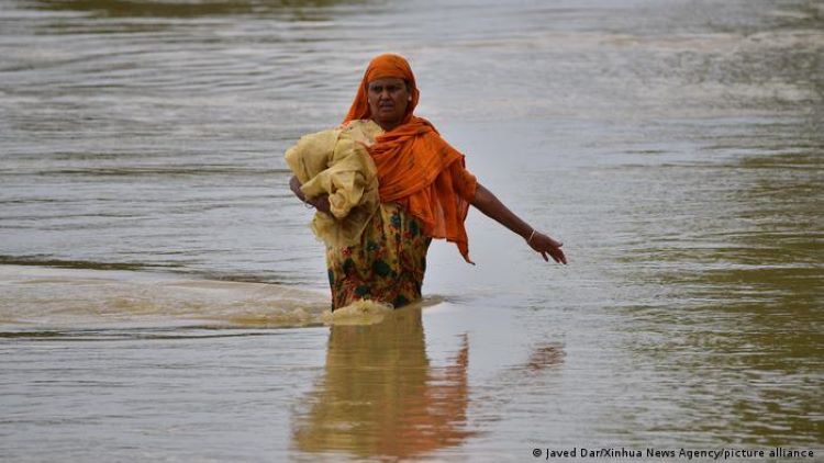 Saving the last of their belongings: this woman from a village in India's northeastern state of Assam cannot save much from the floods. In the state of Bihar, the heavy rain has also damaged hundreds of hectares of crop land and thousands of fruit trees. In north-eastern Bangladesh, the worst flooding in almost 20 years has cut off two million people from the outside world