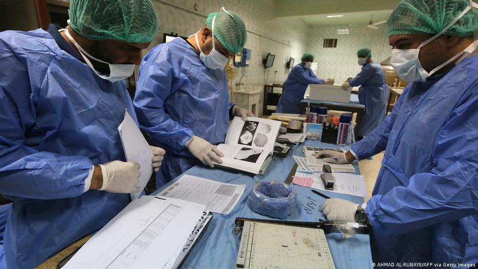 في بغداد ، يحاول خبراء الطب الشرعي التعرف على الرفات من مقبرة جماعية - العراق. In Baghdad, forensics specialists try to identify remains from a mass grave (photo: Getty Images)