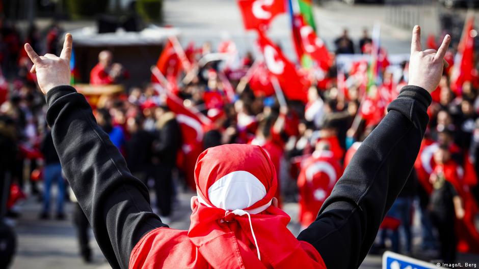 Wolfsgruß der Grauen Wölfe. (Foto: Imago/L. Berg)