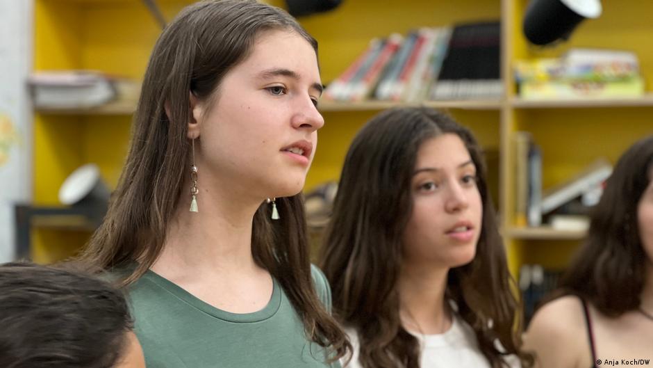 Avital übt mit anderen Mitgliedern des Jerusalemer Jugendchors die Aussprache eines arabischen Liedes; Foto: Anja Koch/DW