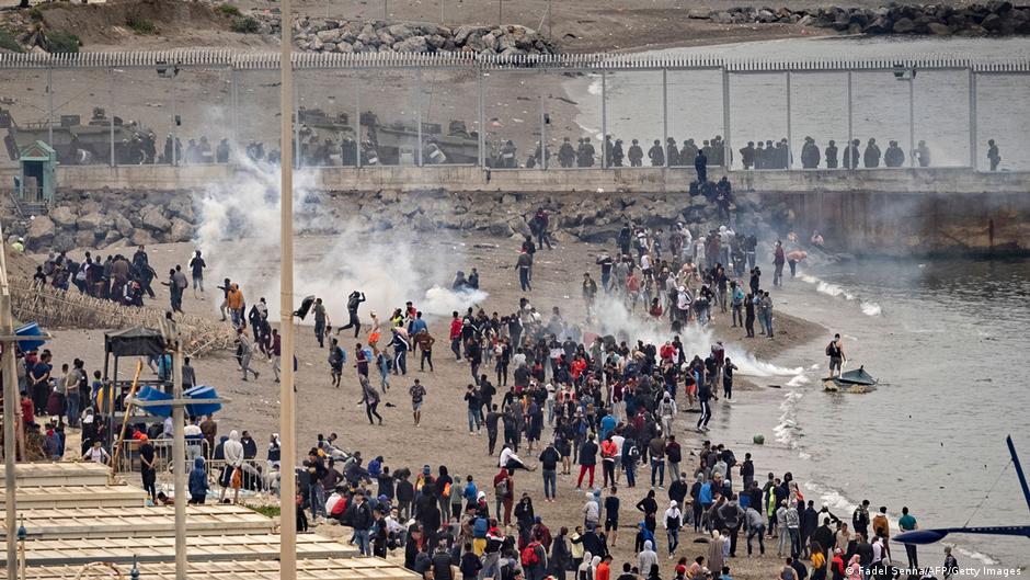 Die Flüchtlinge erreichten Ceuta 2021 schwimmend oder bei Ebbe zu Fuß, einige benutzten aufblasbare Schwimmringe; Foto: AFP/Getty Images