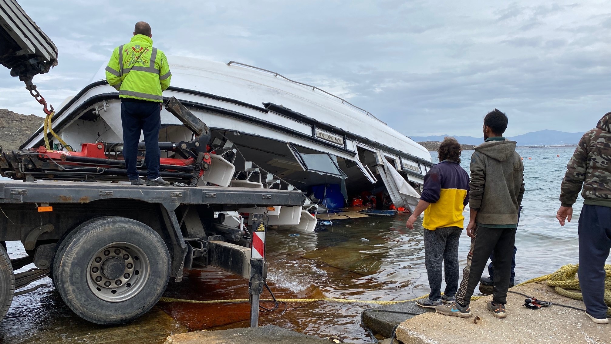 The wrecked boat before recovery in the bay of Naoussa, Paros, 26 December 2022 (photo: ALEXANDRA SENFFT)