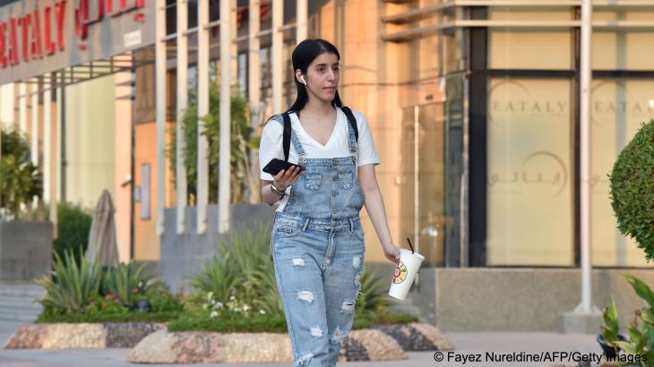 Der 25-jährige saudische Aktivistin Manahel al-Otaibi geht am 2. September 2019 in der al-Tahliya-Straße in der saudischen Hauptstadt Riad spazieren (Foto: AFP/Getty Images/FAYEZ NURELDINE)