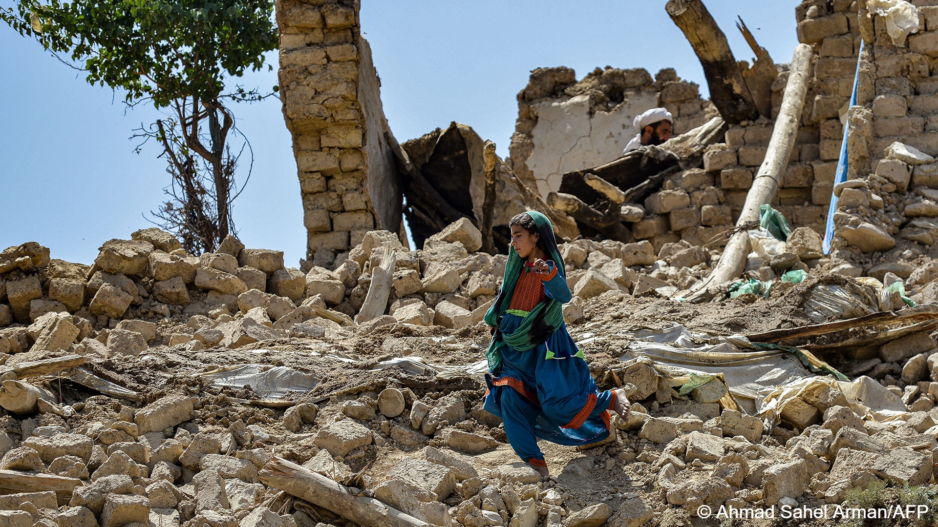 Girl walks amid the rubble left by the earthquake in eastern Afghanistan, June 2022 (photo: picture-alliance) Late on Tuesday evening, a powerful earthquake hit the Afghan-Pakistan border region, leaving at least 1000 people dead. Rescue efforts in the remote mountainous terrain are proving difficult.