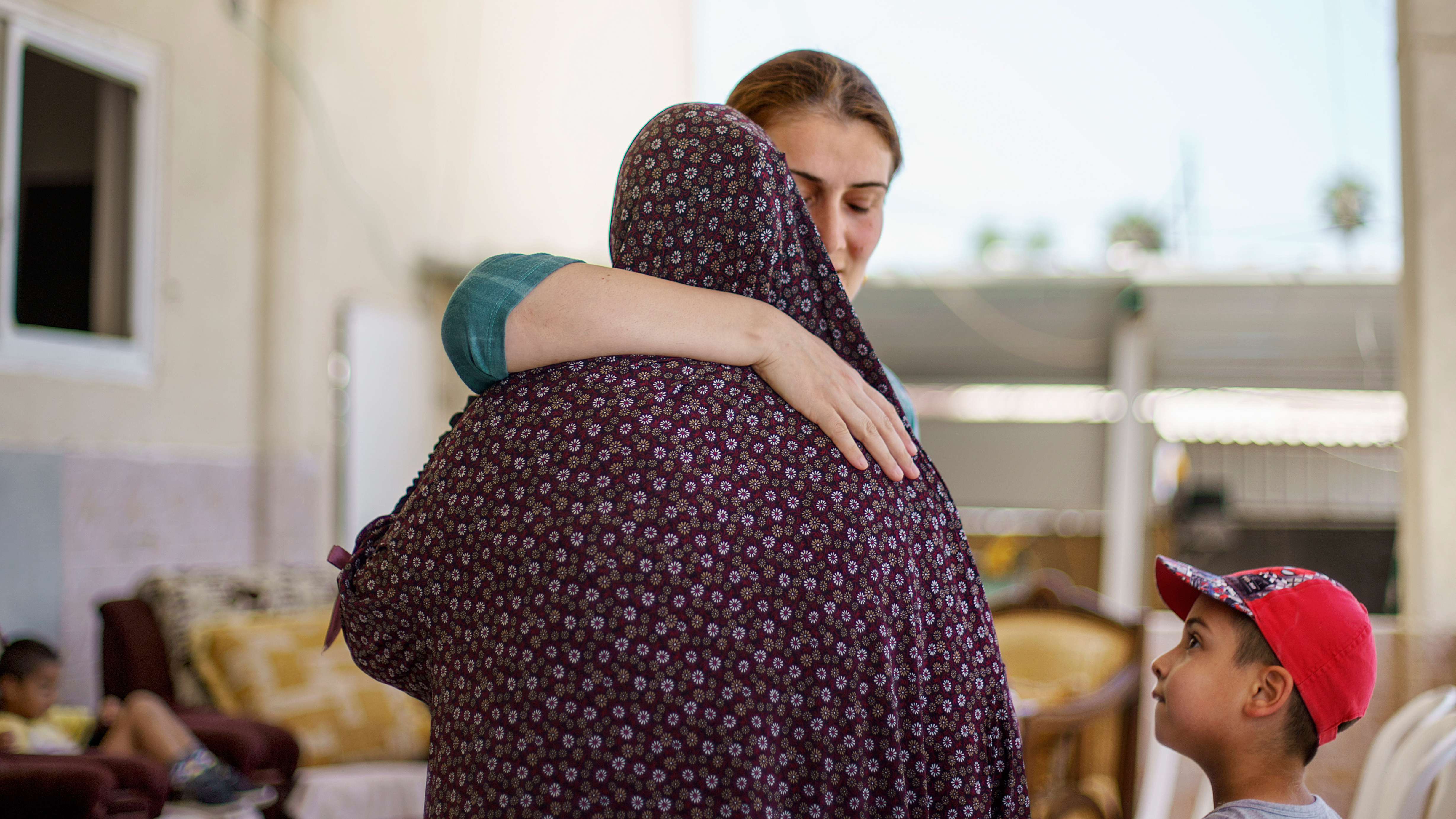 Die jüdische Israelin Katya Michaelov umarmt ihren arabischen Nachbarn Obaida Hassuna; Foto: AP Photo/David Goldmann