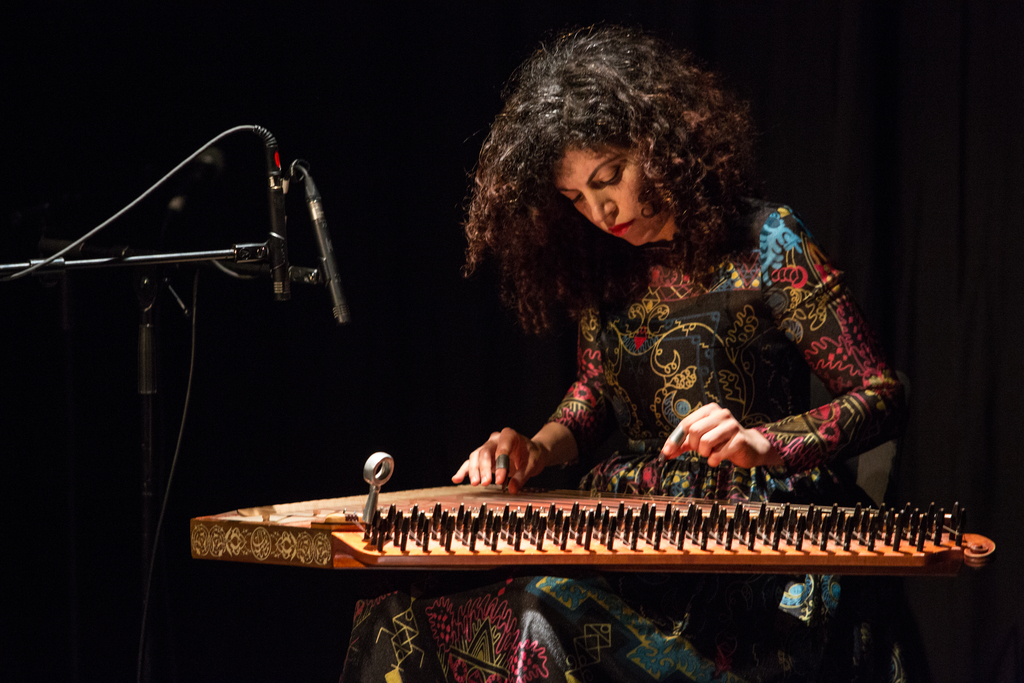 Maya Youssef an der Kanun; Foto: Sarah Ginn