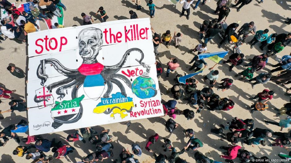 Protest gegen Putin in Syrien: Kundgebung nahe Idlib, April 2022. Die meisten Regime im Nahen Osten und Nordafrika zeigen sich hinsichtlich der russischen Invasion in der Ukraine eher unentschlossen. Viele Bürger werfen dem Westen Heuchelei und doppelte Standards vor.