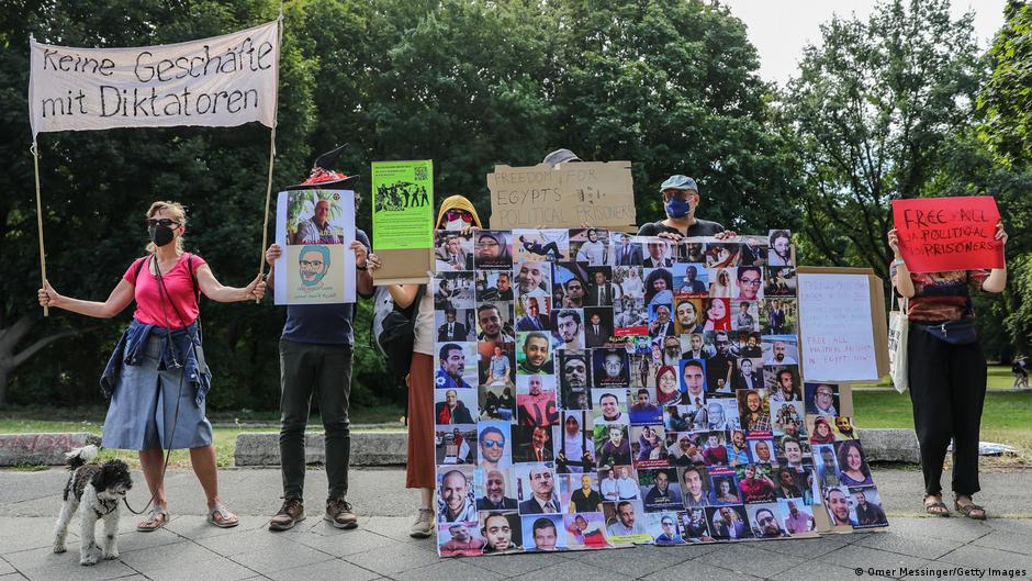 Protesters display anti-Sisi banners outside Bellevue Palace in Berlin, where the Egyptian head of state met with the German President Frank Walter Steinmeier in June 2022 (photo: Omer Messinger/Getty Images)