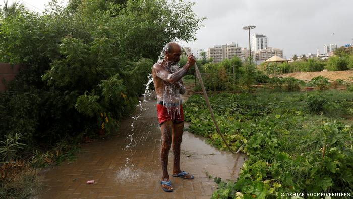 Mulazim Hussain hoses himself down (photo: Reuters)