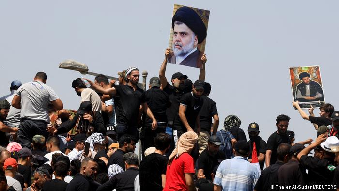 مقتدى الصدر زعيم ديني شيعي مسنود بفصيل مسلح ورقم صعب بمشهد العراق السياسي 04 Moktada al Sadr ist ein irakischer Geistlicher Milizenführer und Schiiten Politiker Foto Reuters