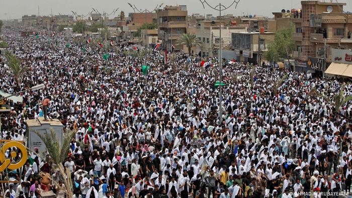 مقتدى الصدر زعيم ديني شيعي مسنود بفصيل مسلح ورقم صعب بمشهد العراق السياسي 05 Moktada al Sadr ist ein irakischer Geistlicher Milizenführer und Schiiten Politiker Foto AFP